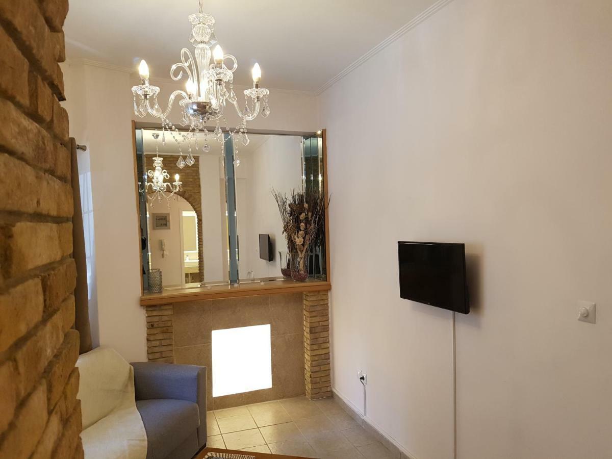 John Beauty 50m2, Metro And Acropolis 5' *