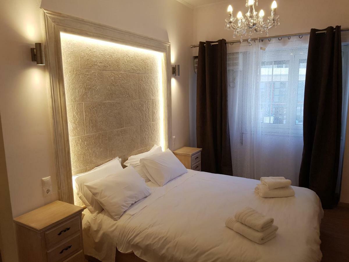 John Beauty 50m2, Metro And Acropolis 5' *